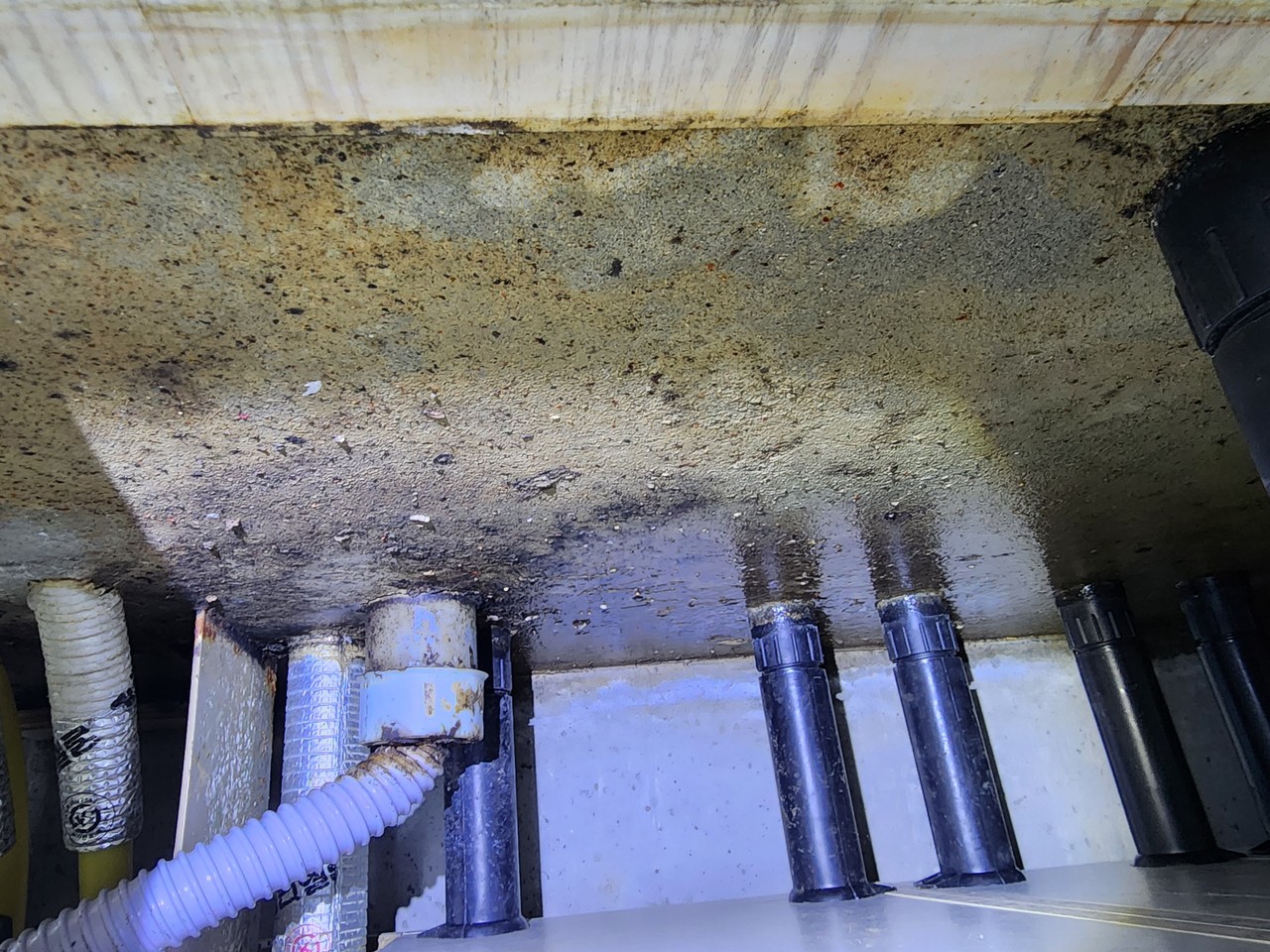[BEFORE] 하부 슬래브 오염 및 누수 흔적