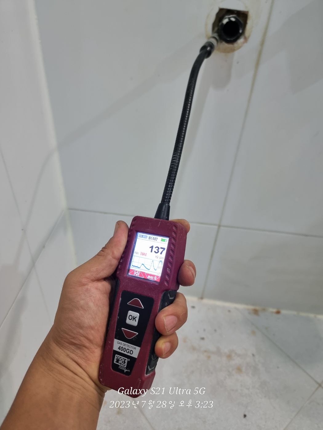 샤워기 수전 온수 관로에 수소가스를 주입하고 비파괴 탐지를 진행합니다