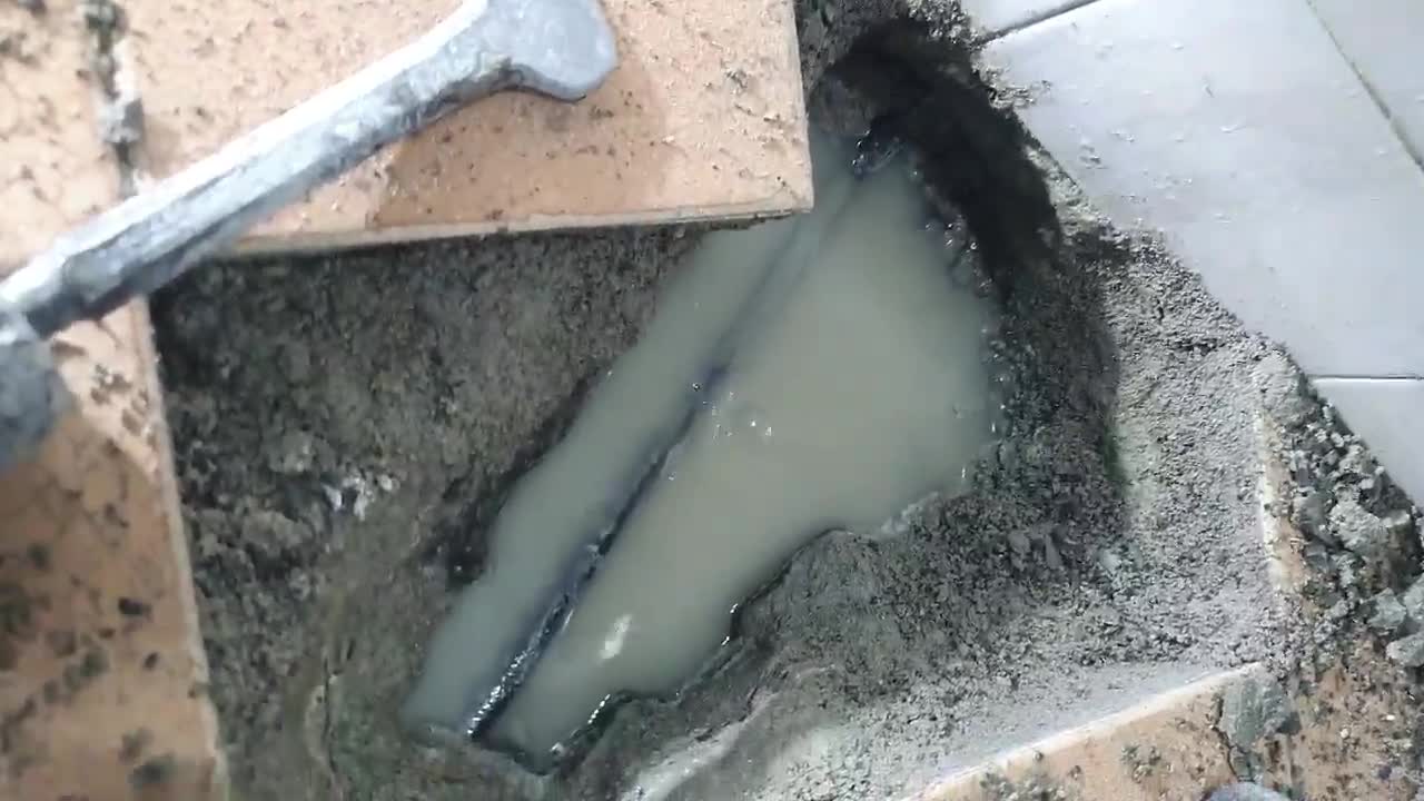AFTER ① 타일 한 장을 열자 바닥 속에 고여 있던 물이 드러납니다