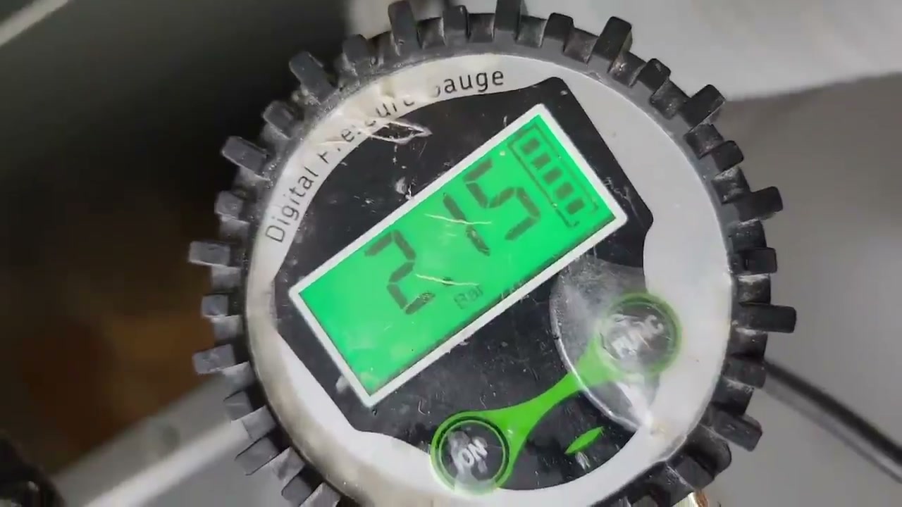 찾기 ① 압력계 — 2.13에서 1.82까지 숫자가 계속 내려갑니다